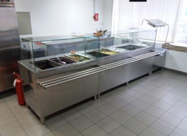 Hot showcases for cooked meals